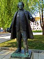 Statue foran Martin-Andersen-Nexø-gymnasiet i Dresden.