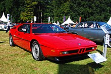 Une BMW M1 de série, de couleur rouge, exposée au Concours d'Elegance 2008 d'Apeldoorn.