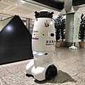 東京都庁の館内を巡回する警備ロボット（2024年4月）