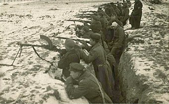 Эстонские солдаты в окопе перед боем