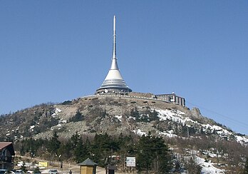 Le mont Ještěd en République tchèque, occupé au sommet par un hôtel sumonté d’un relais hertzien de télévision. (définition réelle 1 467 × 1 044*)