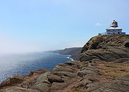 De vuurtoren van Cape Spear kijkt vanaf de kliffen uit over de Atlantische Oceaan