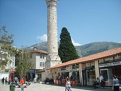 Antakya ilçe merkezinden, arka planda Habib-i Neccar Dağı