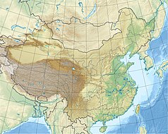 Mapa konturowa Chin, na dole nieco na prawo znajduje się owalna plamka nieco zaostrzona i wystająca na lewo w swoim dolnym rogu z opisem „Dongting Hu”