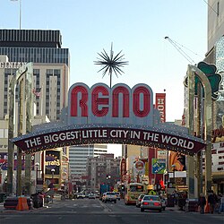 Arco di Reno con la scritta "The Biggest Little City in the World"