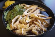 シュンギクを添えたうどん