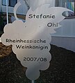 Hinweisschild auf die rheinhessische Weinkönigin 2007/2008, Stefanie Ohl