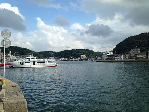 停泊する「ゆうしょう」。呼子と馬渡島を結ぶ。