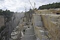 Derrickkräne zum Heben der Granitblöcke in Doly Borów (Polen)