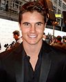 Robbie Amell spielte D. B.