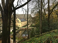 Dans le jardin public, il y a un petit étang avec une des sources du Maelbeek.