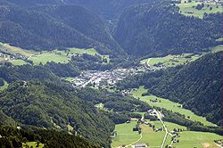 La commune et les hameaux de Beaufort, au cœur du Beaufortain. Au fond, le défilé d'Entreroches conduit au barrage de Roselend.