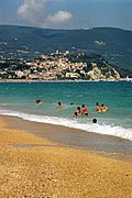 Spiaggia di Marcelli; sullo sfondo Numana e Sirolo e, sul Conero, la Badia di San Pietro al Conero