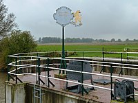 Windwijzer met het wapen van waterschap Hunsingo op het oude sluizencomplex