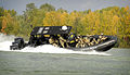 Jagdkommandosoldaten beim amphibischen Training in einem Speedboot