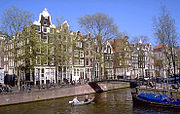 Brouwersgracht ter hoogte van de Herengracht met de 'Melkmeisjesbrug'.