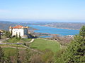 Le château d'Aiguines avec vue sur le lac.