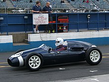 Photo de profile d'une Cooper T45 bleue.