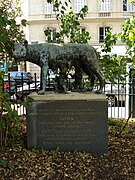 Reproduction de la Louve Capitoline dans le square Samuel-Paty à Paris célébrant le jumelage avec Rome.