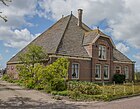 Typisch nordholländischer Bauernhof mit Walmdach. Das Zwerchhaus weist einen Krüppelwalm auf