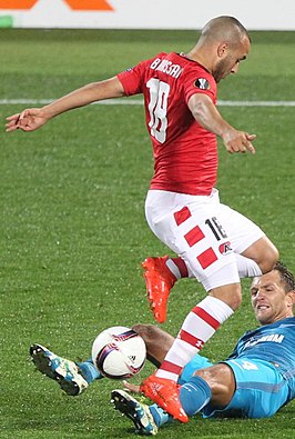 Bel Hassani in duel met Domenico Criscito tijdens Zenit–AZ (5–0), 29 september 2016.