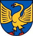 In blau ein schreitender goldener Schwan mit erhobenen Flügeln und roter Bewehrung (Kiebitzreihe)