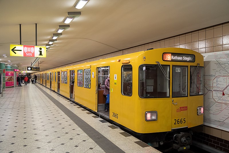 File:U9 im U-Bahnhof Zoologischer Garten.jpg