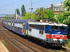 La BB 17002 en tête d'une rame de VB 2N.