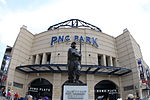 Huvudentrén i kalksten med en staty av Honus Wagner.