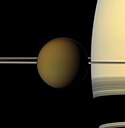 Cassini-bilde av Titan foran ringene til Saturn.