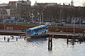 Amfibische bus in Amsterdam nabij het Scheepvaartmuseum