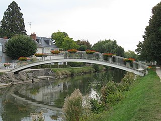 La passerelle courbe métallique.