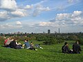 Persone riposano a Primrose Hill.