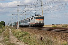 Passage de la BB 9240 tractant un train à destination d'Orléans au PK 83 de la ligne de Paris-Austerlitz à Bordeaux-Saint-Jean.