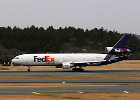 N526FE, le McDonnell Douglas MD-11 de FedEx impliqué, ici à l'aéroport international de Narita en mars 2009, deux jours avant l'accident.