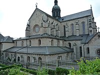 Grundriss rechteckig, Fenster rundbogig, stichbogig und ein Rosenfenster