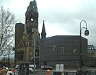 Ruines de l'ancienne église et nouveaux bâtiments en 2007.