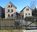 Wohnhaus, Seitengebäude und Scheune eines Dreiseithofes