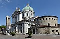 le due cattedrali, il duomo vecchio e quello nuovo, nella cornice di piazza del duomo