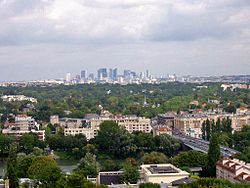 Le Pecq nähtynä Château de Saint-Germain-en-Layen linnasta. Taustalla La Défense