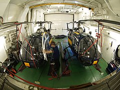 Interior del hangar pa helicópteros del buque d'investigación oceanográfica alemán Polarstern.