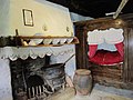 Écomusée de Saint-Dégan : ferme "Ti Glas Hir", vue intérieure (lit-clos et cheminée).