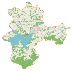 Mapa konturowa gminy Dobczyce, w centrum znajduje się ikonka zamku z wieżą z opisem „Zamek dobczycki”