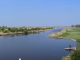 Gezicht vanaf de sluis op de monding van de Munnekezijlsterried na de sluis met op de achtergrond de Zoutkamperril