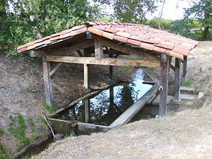 Fontaine Saint-Clair d'Ygos, aménagée en lavoir.