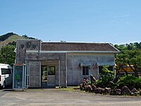 ペンキを塗る前（左）と後（右）の影野駅駅舎