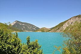 Le lac en été, à hauteur de Saint-André-les-Alpes.