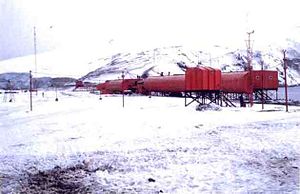 The Argentine station Corbeta Uruguay in 1981. It consists of a number of red buildings fixed on stilts and numerous aerials scattered around