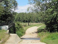 Pont enjambant l'Hozain, ici à Isle-Aumont.