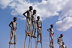 Second place: Banna children in Ethiopia with traditional body painting, playing on wooden stilts. Atribuim: WAVRIK (CC-BY-SA 4.0)